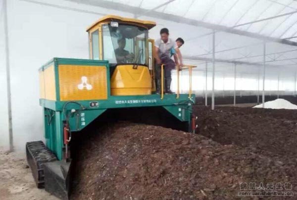 RYFD2300型履帶式翻堆機(jī)室內(nèi)作業(yè)