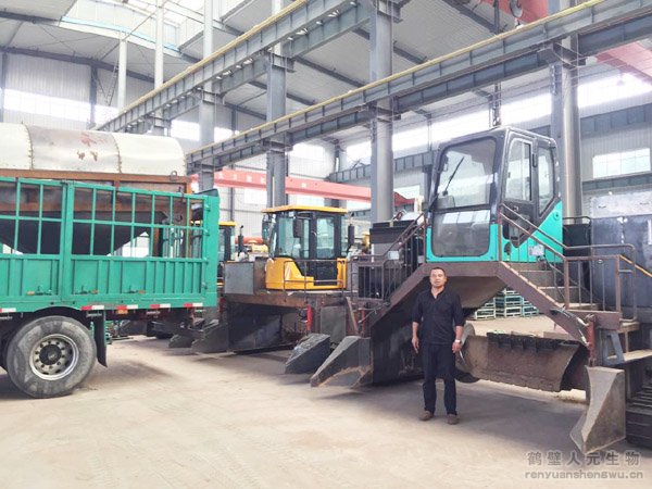 RYFD3000型履帶式翻堆機(jī)生產(chǎn)車間