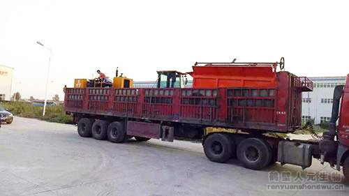 四川重慶有機(jī)肥設(shè)備裝車完畢準(zhǔn)備發(fā)貨