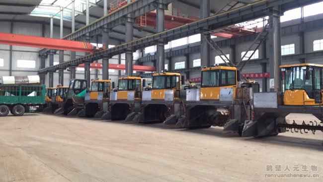 履帶式有機肥發(fā)酵翻堆機生產(chǎn)車間