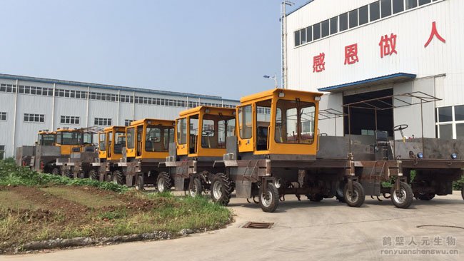 輪式有機肥發(fā)酵翻堆機生產(chǎn)中