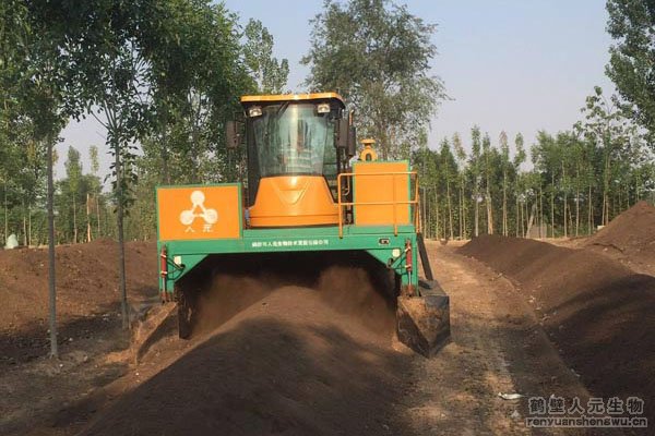 履帶式翻堆機(jī)